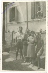 Familie vor dem Haus