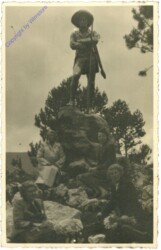 Gruppenfoto, vor einem Standbild