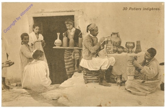 ak208837 Potiers indigenes