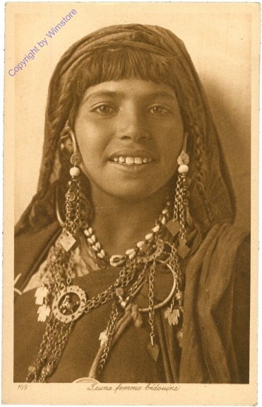 ak208838 Jeune femme bedouine