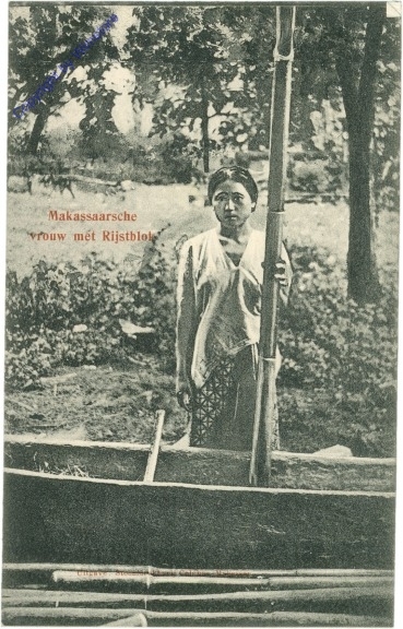 ak208901 Makassaarsche vrouw met Rijstblok