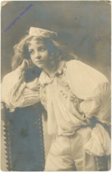 ak209135_1 Frau im Kostüm