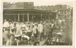 Gruppenfoto, Im Restaurant