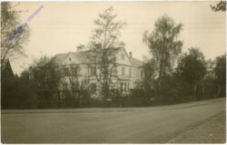 Haus hinter Hecken
