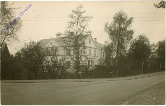 Haus hinter Hecken