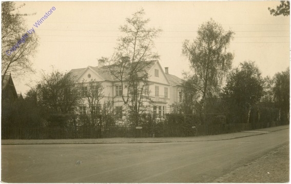 Villa hinter Hecken