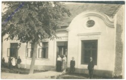 Gruppenfoto, Vor einem Haus