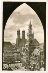 ak209847 München, Blick auf Rathaus und Frauenkirche