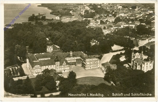 ak209852 Neustrelitz, Schloß und Schloßkirche