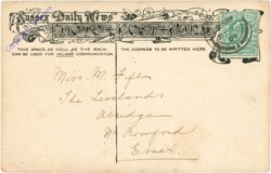 Dame sitzt am Schreibtisch