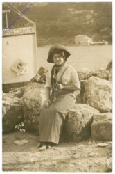 Dame sitzt auf Steinen