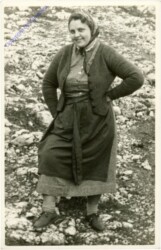 ak210597 Dame beim Wandern