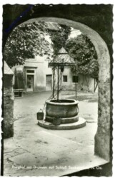 Seebenstein, Burghof mit Brunnen auf Schloss Seebenstein