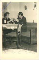 Pärchen auf der Küchenbank