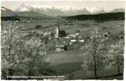 Strasswalchen, im Hintergrund die Salzburger Berge