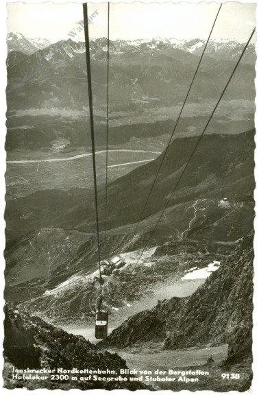 Innsbruck, Nordkettenbahn, Blick von der Bergstation Hafelekar auf Seegrube und Stubaier Alpen