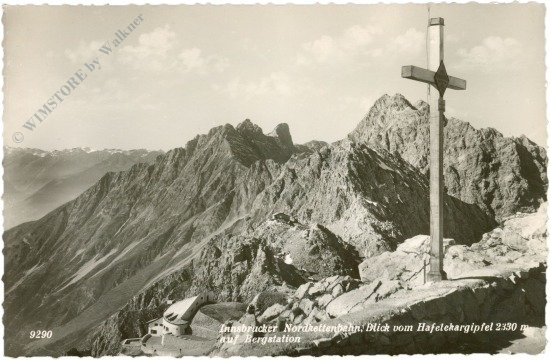 Innsbruck, Nordkettenbahn, Blick vom Hafelekargipfel auf Bergstation