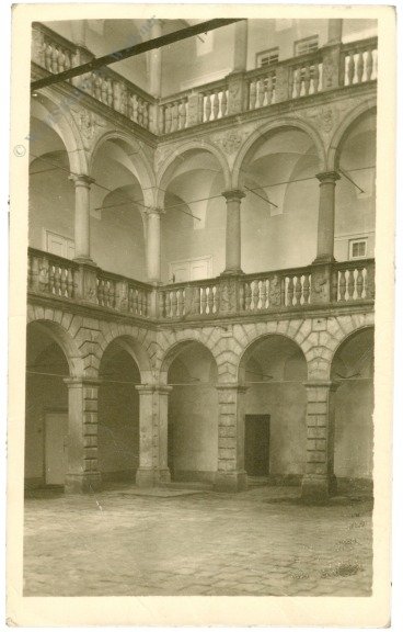 ak217063 Ivanovice na Hane, Nadvori zamku