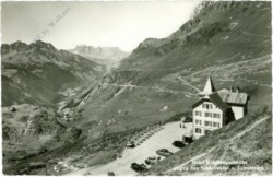 Klausenpasshöhe, Hotel gegen das Schächental und Uriotstock