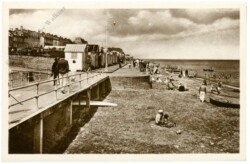 ak217512 Luc-sur-Mer, La digue et la plage