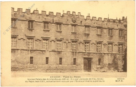 ak217570 Avignon, Place du Palais