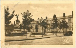 Charleville, Place Carnot et Monument aux Morts