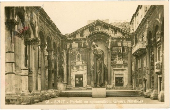 Split, Peristil sa spomenikom Grgura Ninskoga