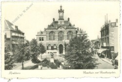 Apeldoorn, Raadhuis met Raadhuisplein
