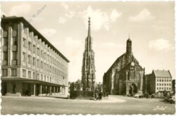 Nürnberg, Rathaus, Schöner Brunnen und Frauenkirche