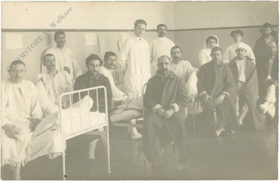 ak219349 Gruppenfoto im Lazarett