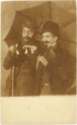 Zwei Männer unter dem Regenschirm