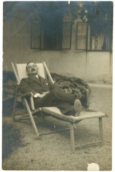 Herr im Liegestuhl