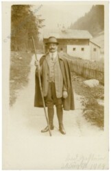 Herr mit Wanderstock