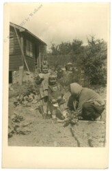 Mutter mit Kindern bei der Arbeit