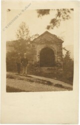 Aufnahme vor einer Ruine