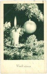 Zweig mit Kerze und Weihnachtskugel