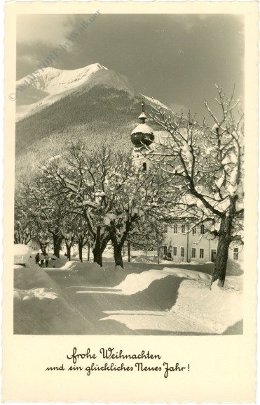 Verschneites Dorf