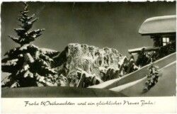 Verschneites Dorf in den Bergen