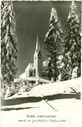 Verschneite Kirche