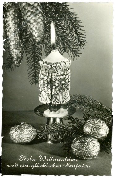 Kerze mit Nüssen und Zweigen