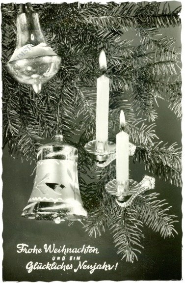 Zweig mit Kerzen und Glocken