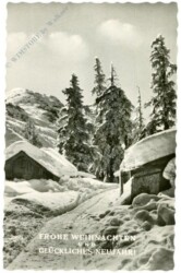 Verschneite Hütten in den Bergen