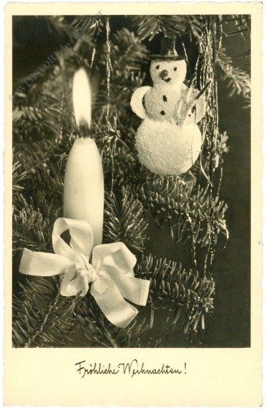 Zweig mit Kerze und Schneemannfigur