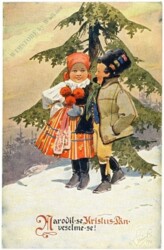 Zwei Kinder vor einem Tannenbaum