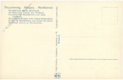 Mezökövesder, Frauen mit Stickerei
