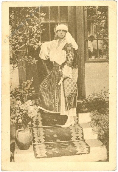 ak220167 Dame in Tracht