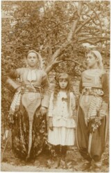 Damen in Tracht