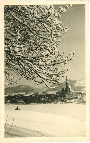 Verschneites Dorf