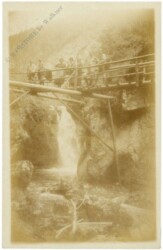 Brücke beim Wasserfall