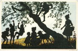 kinder spielen im baum
